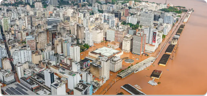 Vista aérea de do centro de Porto Alegre, na região do cais Mauá. A cena mostra a cidade alagada pela enchete de 2024.