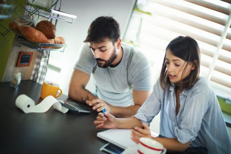 Duas pessoas analisando as finanças 